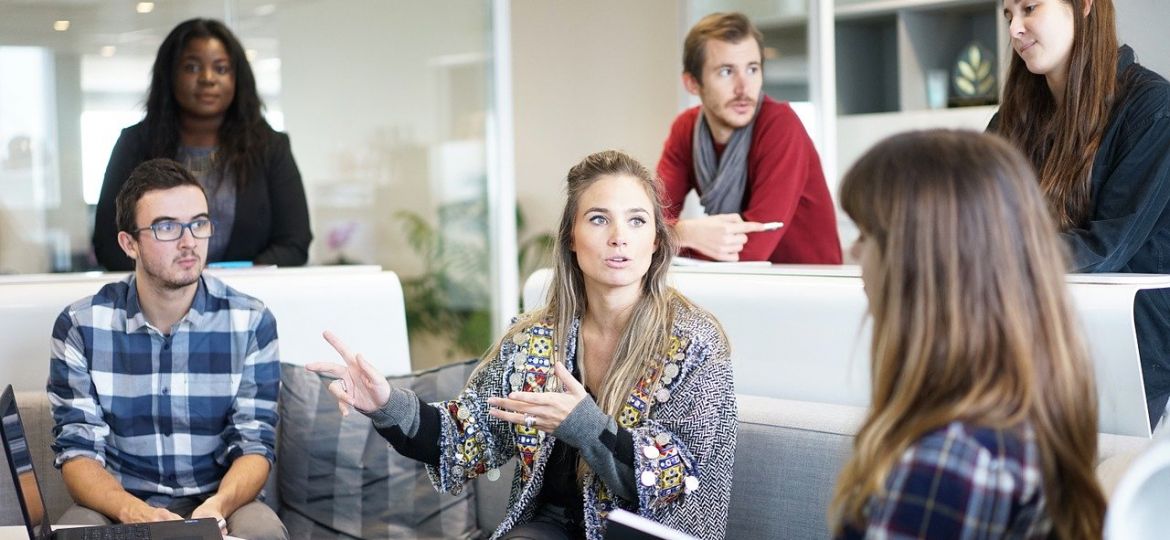 Diferentes tipos de colaboradores juntos em um local de trabalho