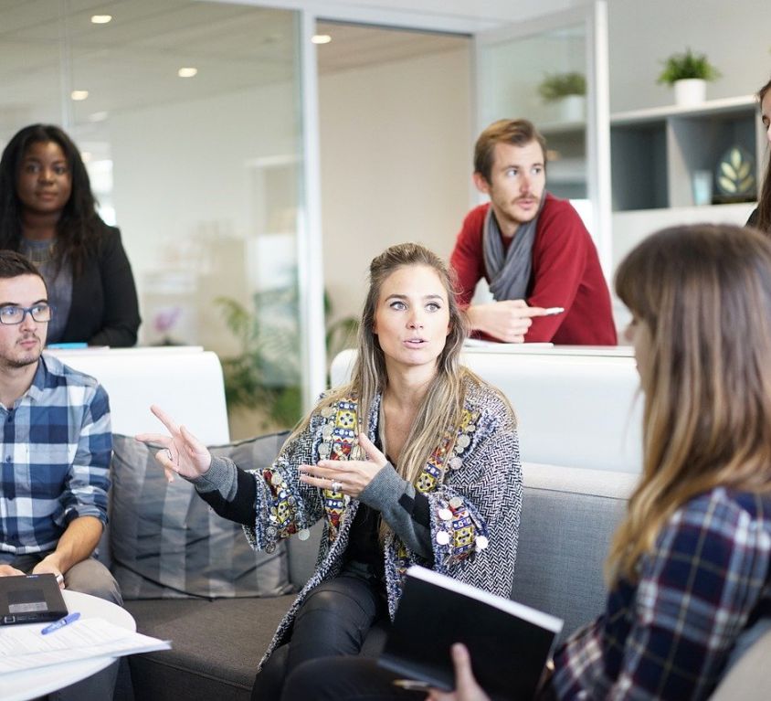 Diferentes tipos de colaboradores juntos em um local de trabalho