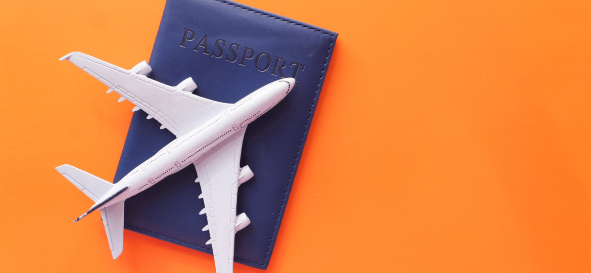 No artigo sobre férias e os direitos dos trabalhadores, a imagem de um avião modelo descansando sobre a capa de um passaporte evoca a ideia de viagem e mobilidade internacional. Esses elementos simbólicos representam a importância do direito a férias remuneradas para os trabalhadores, permitindo-lhes desfrutar de momentos de descanso e explorar novos horizontes. A imagem destaca a conexão entre o direito às férias e a possibilidade de vivenciar experiências enriquecedoras ao viajar, ressaltando a importância do equilíbrio entre trabalho e lazer na vida dos profissionais.